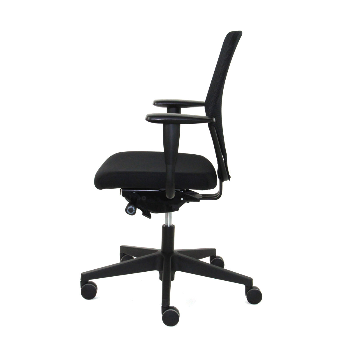 Linkerzijde van de Bureaustoel Julia uitgevoerd op een zwart kunststof voetkruis