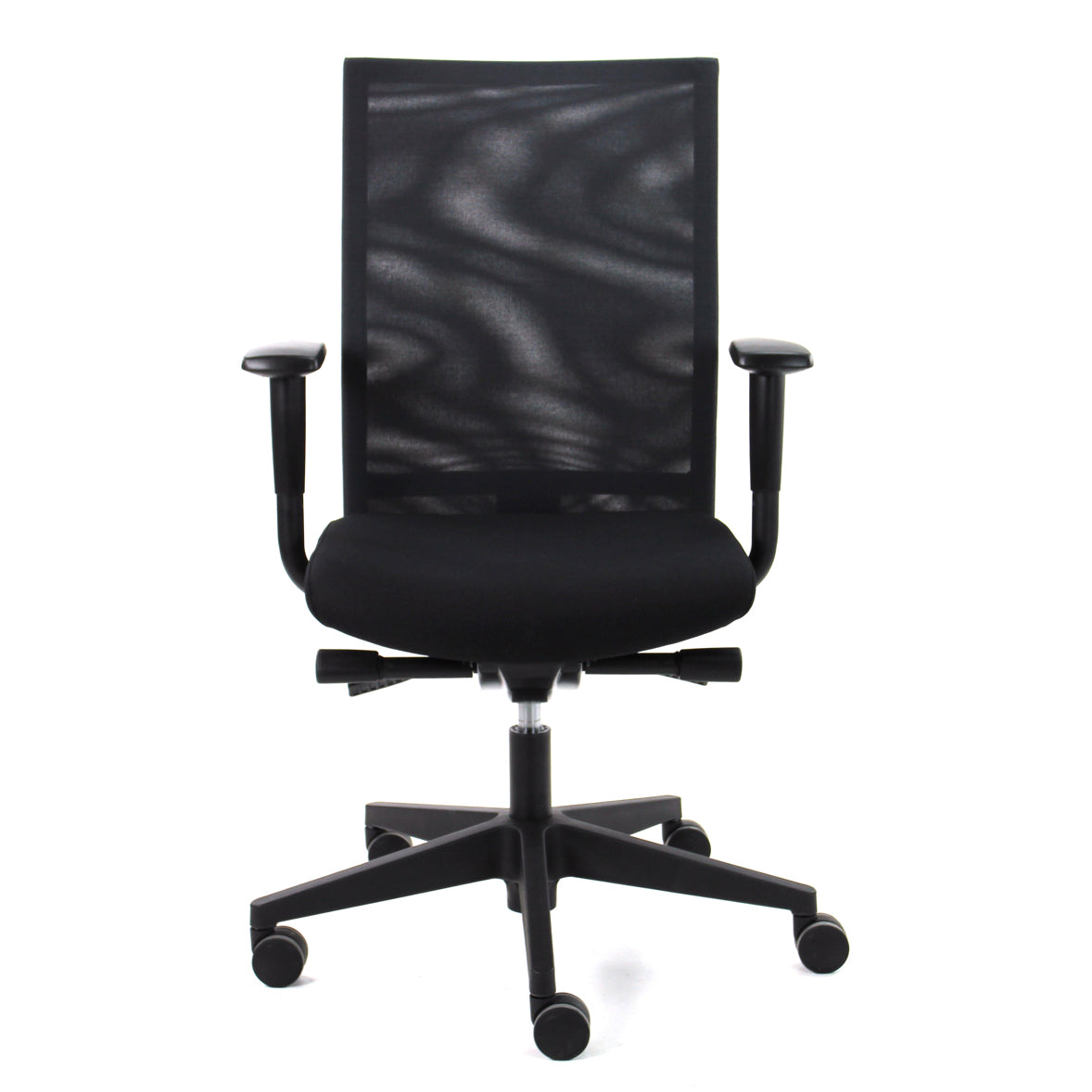 De Bureaustoel Kelly gezien vanaf de voorkant met netwave rugleuning en zwart voetkruis