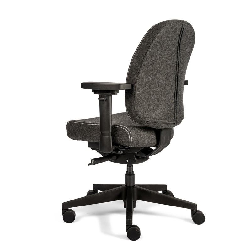 Achterzijde van de Bureaustoel Therapod Compact met een donkergrijze stoffering
