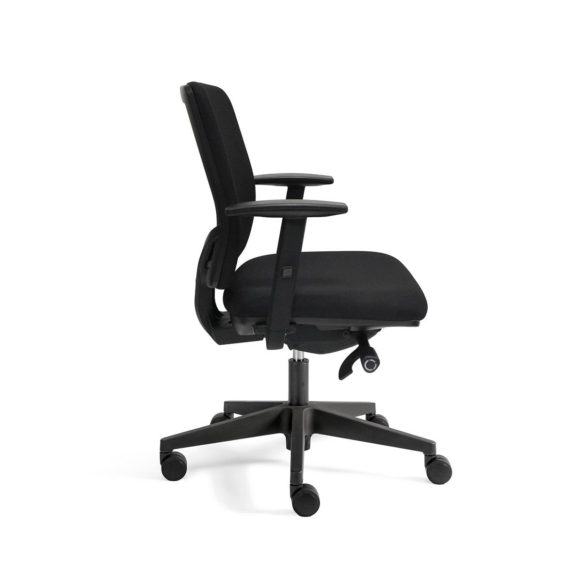 Bureaustoel Junna Basic Comfort met zwart voetkruis en zwarte stoffering, gezien vanaf de zijkant