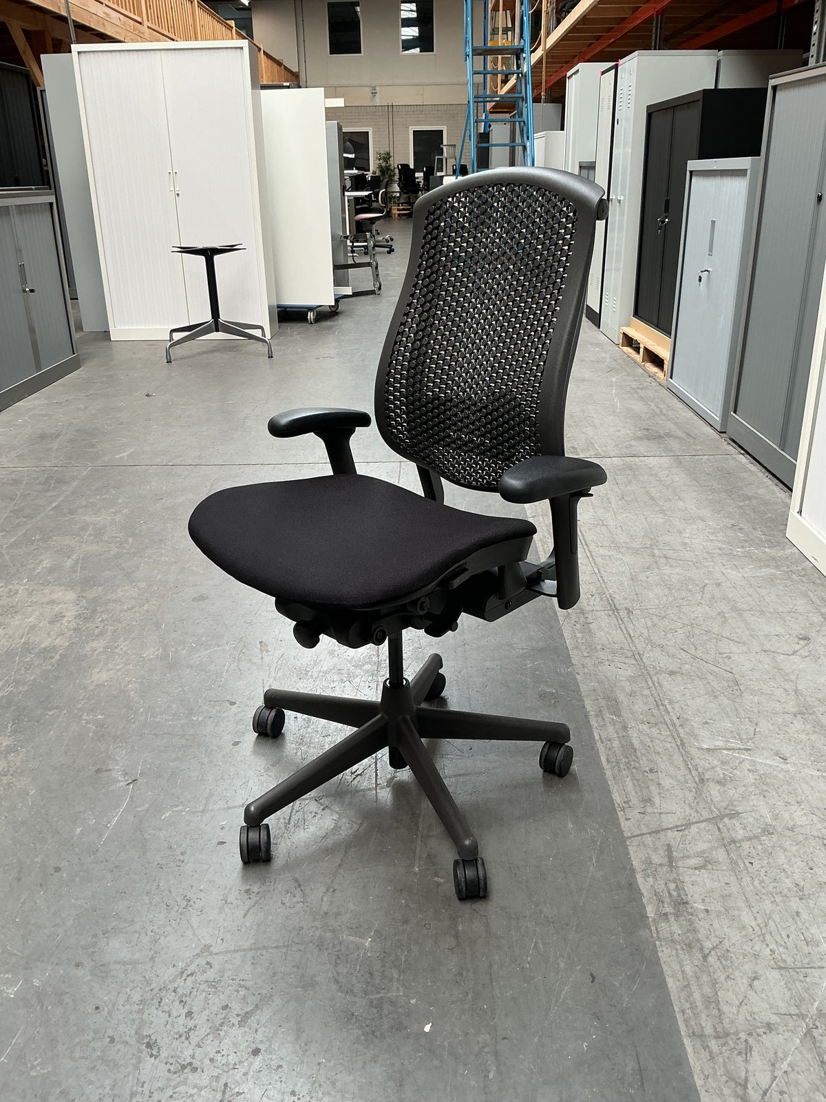 Refurbished Herman Miller Celle bureaustoel, zwart en graphite foto 2