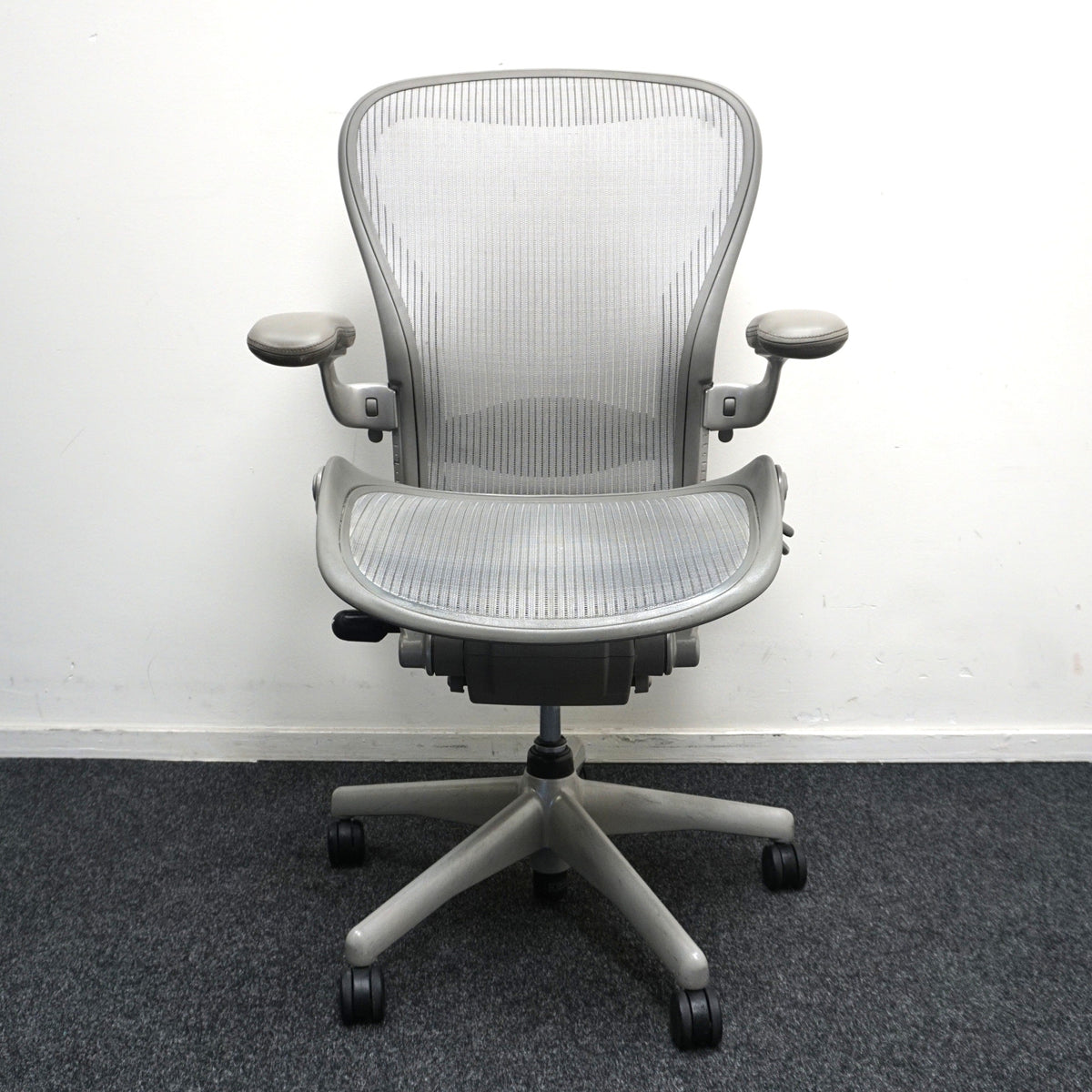 Refurbished Herman Miller Aeron type C, titanium foto 2