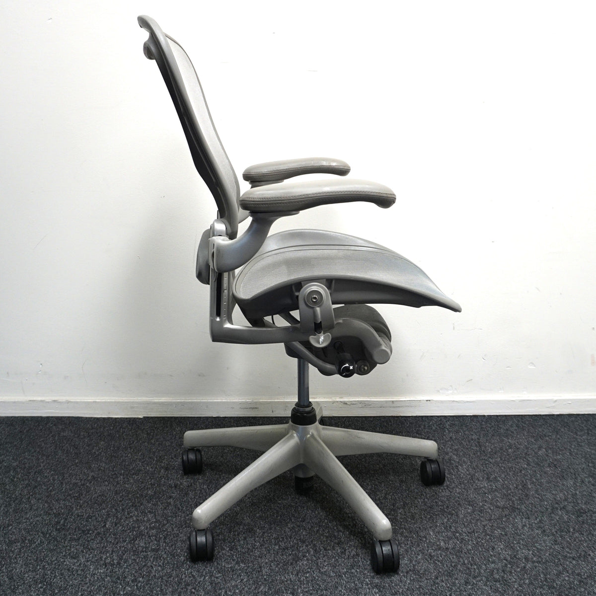 Refurbished Herman Miller Aeron type C, titanium foto 3