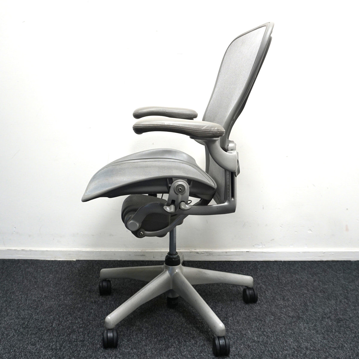Refurbished Herman Miller Aeron type C, titanium foto 5