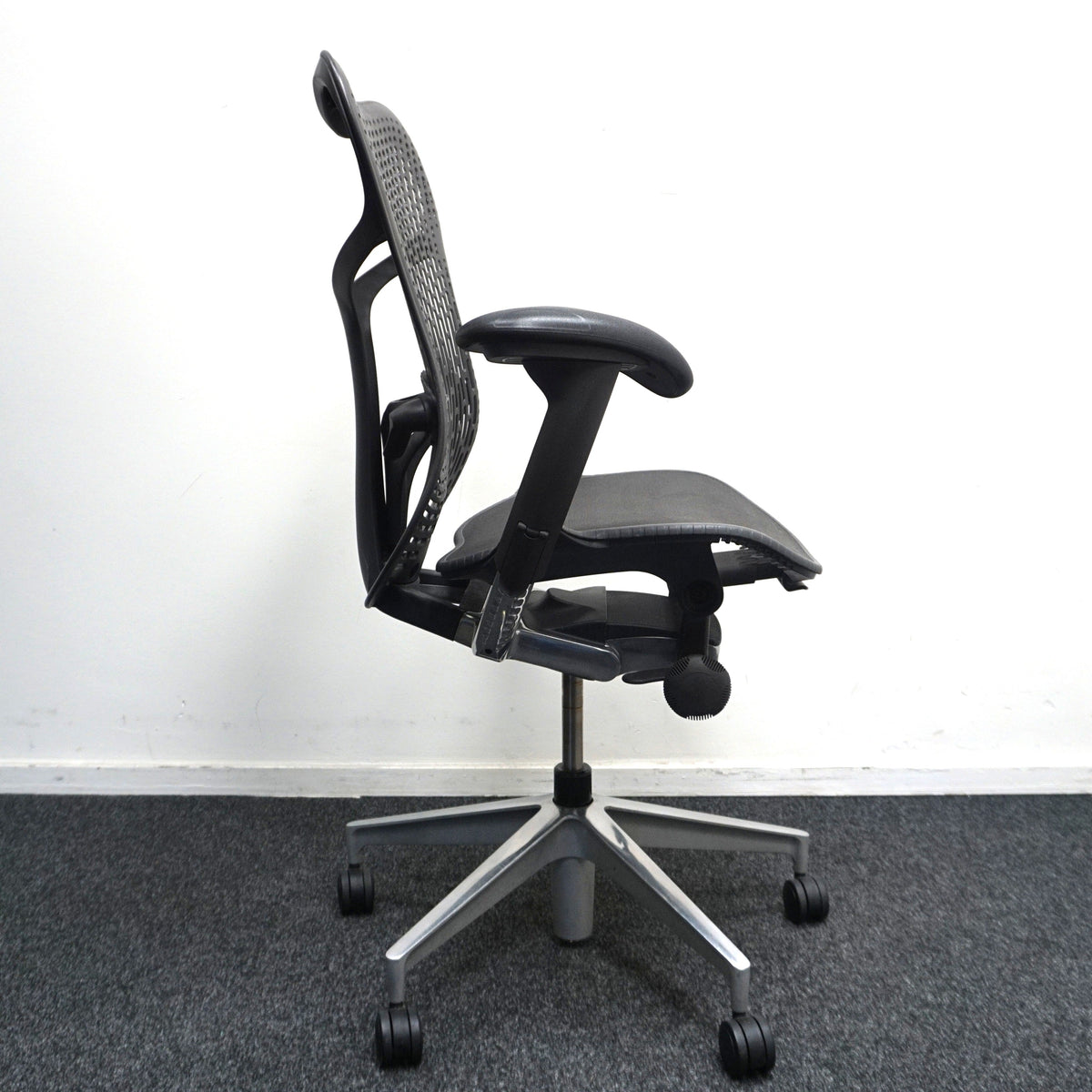 Refurbished Herman Miller Mirra 2, antraciet met chroom voetkruis foto 3