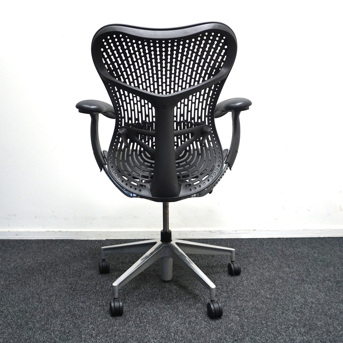 Refurbished Herman Miller Mirra 2, antraciet met chroom voetkruis foto 4