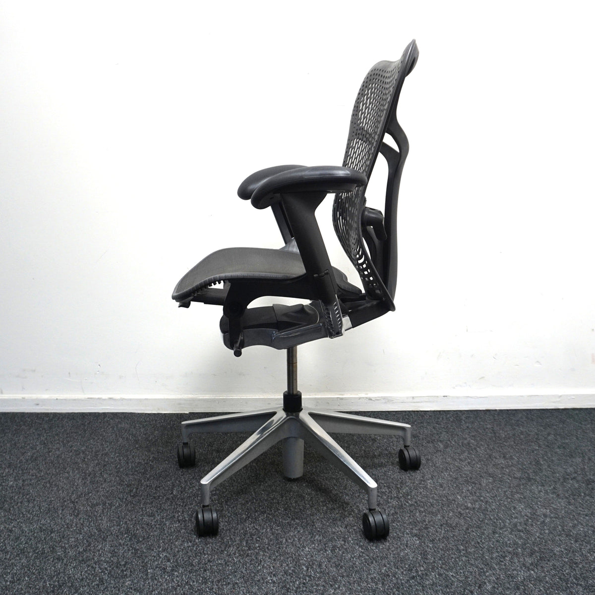 Refurbished Herman Miller Mirra 2, antraciet met chroom voetkruis foto 5