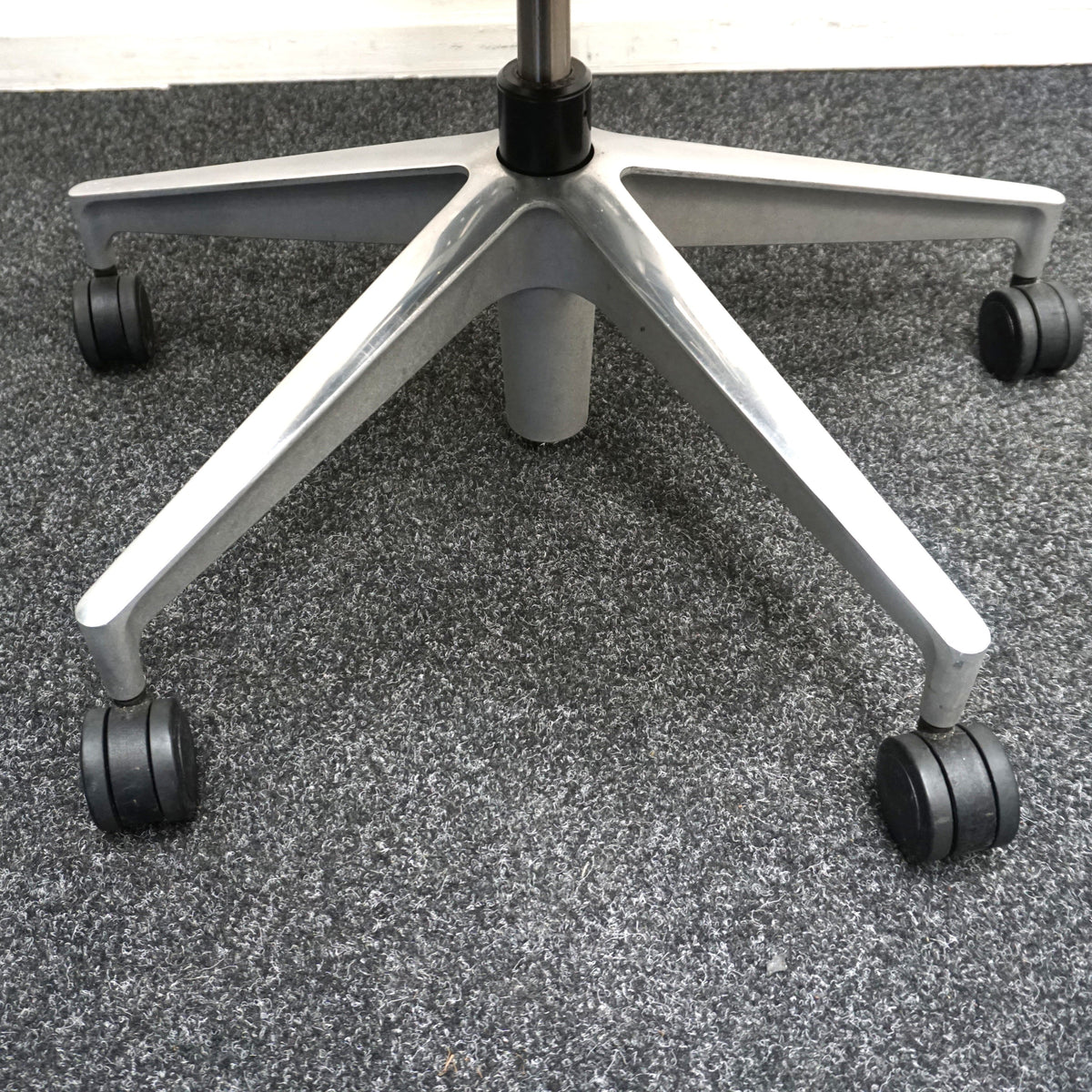 Refurbished Herman Miller Mirra 2, antraciet met chroom voetkruis foto 7