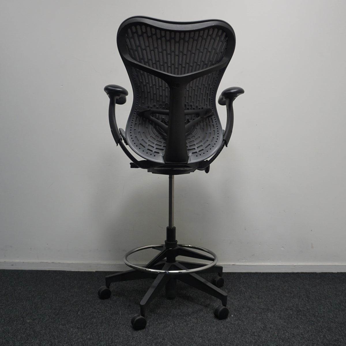 Refurbished Herman Miller Mirra 2 hoge uitvoering met voetring, grafiet foto 4