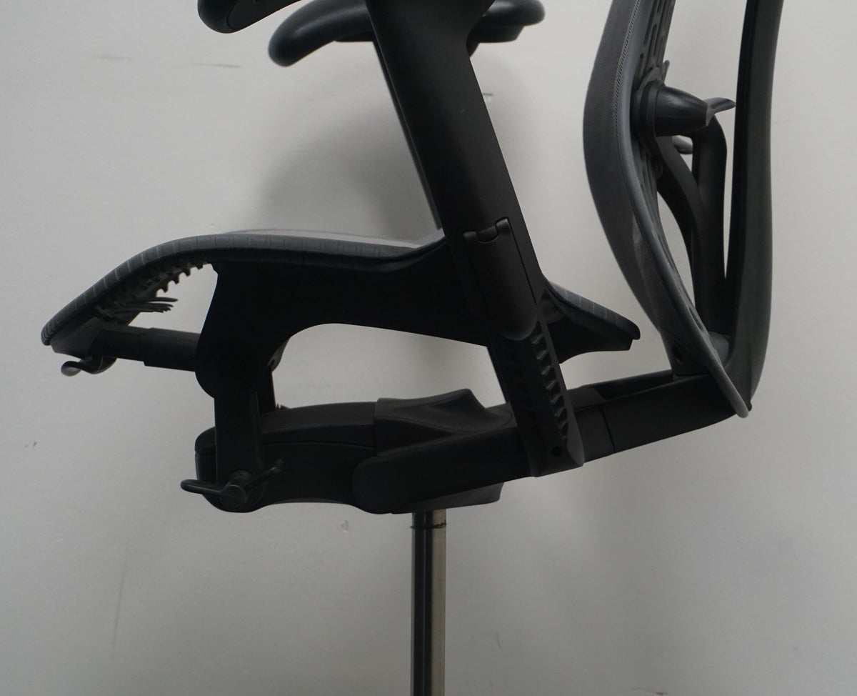 Refurbished Herman Miller Mirra 2 hoge uitvoering met voetring, grafiet foto 5