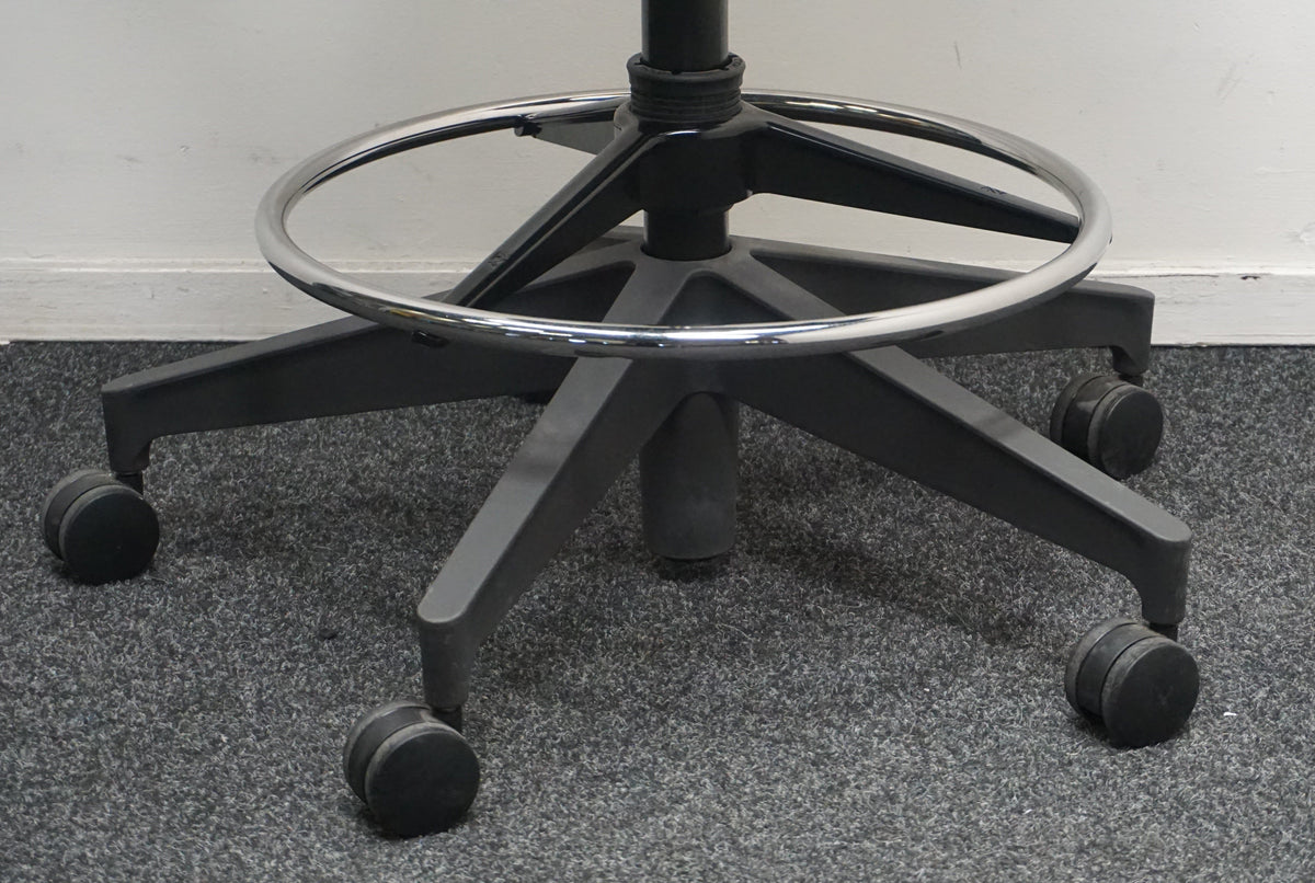 Refurbished Herman Miller Mirra 2 hoge uitvoering met voetring, grafiet foto 7