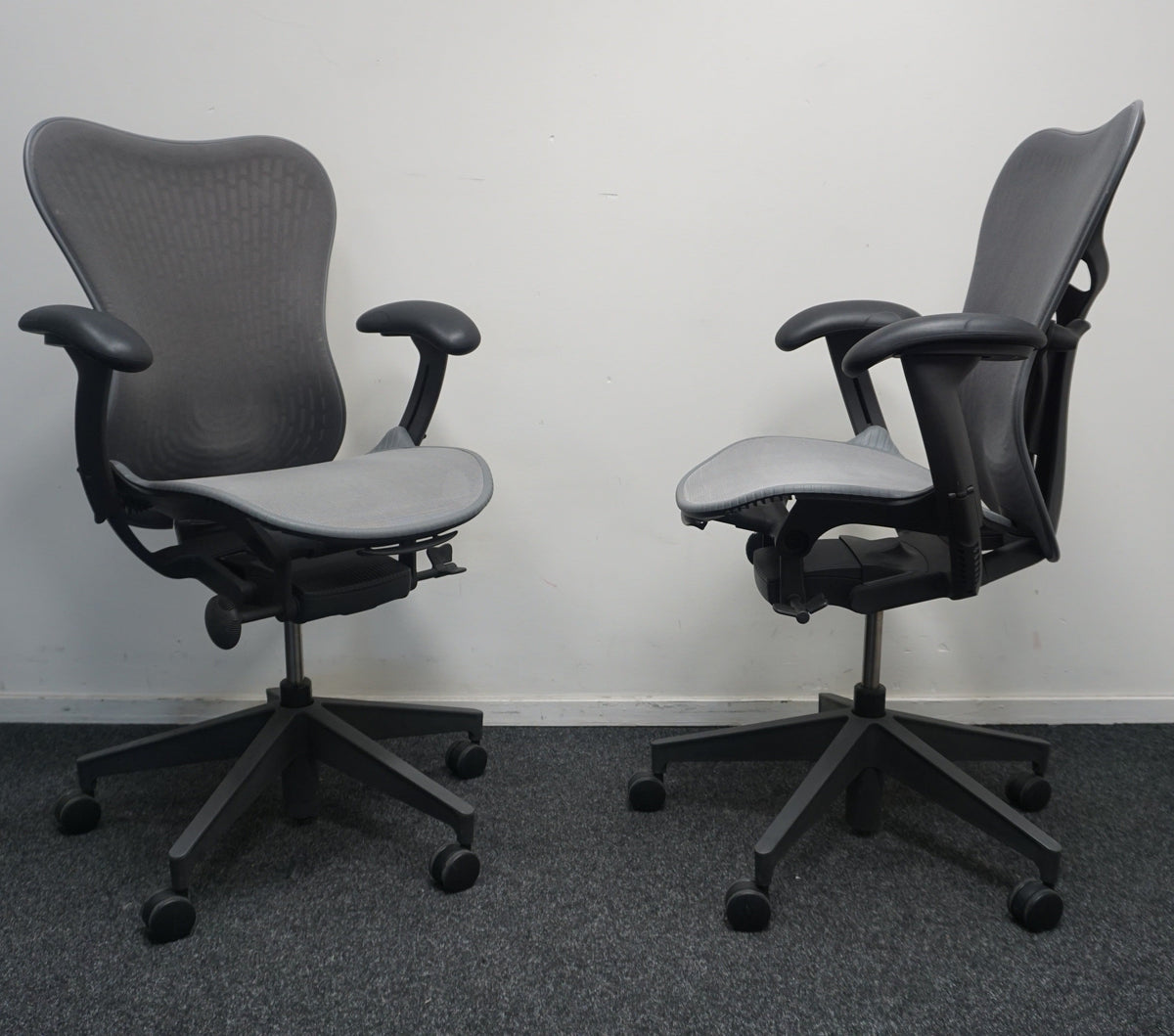 Refurbished Herman Miller Mirra 2, graphit met stoffen rug en mesh zitting