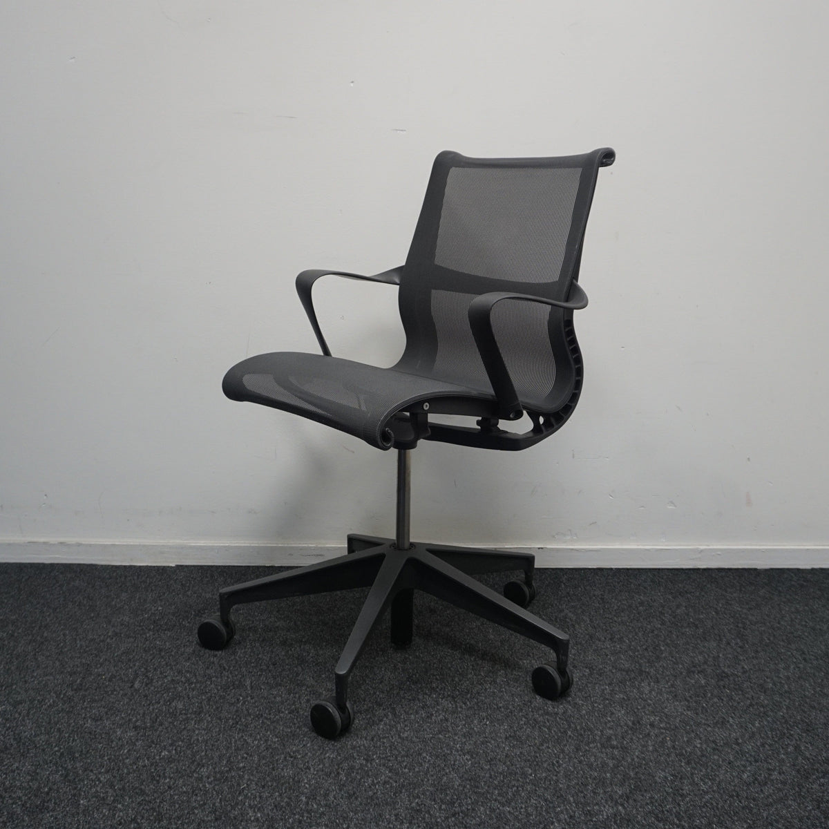 Refurbished Herman Miller Setu stoel, antraciet mesh foto 2
