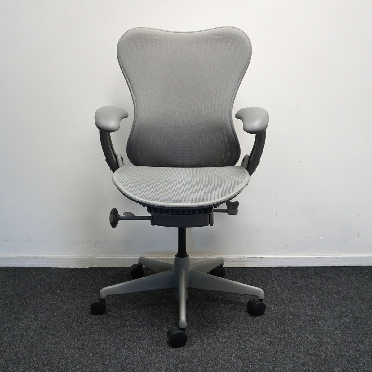 Refurbished Herman Miller Mirra 1, grijs met gestoffeerde rug foto 3