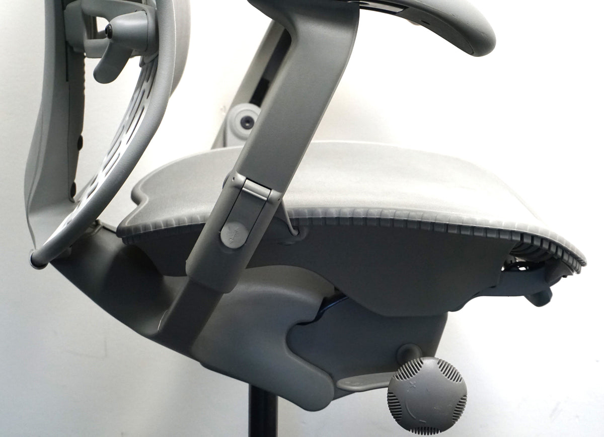 Refurbished Herman Miller Mirra 1, grijs met gestoffeerde rug foto 6