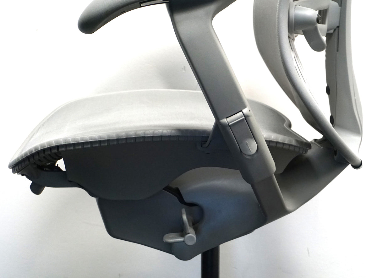 Refurbished Herman Miller Mirra 1, grijs met gestoffeerde rug foto 7