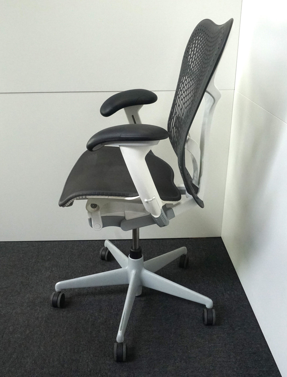 Refurbished Herman Miller Mirra 2, antraciet met wit en zwart foto 4