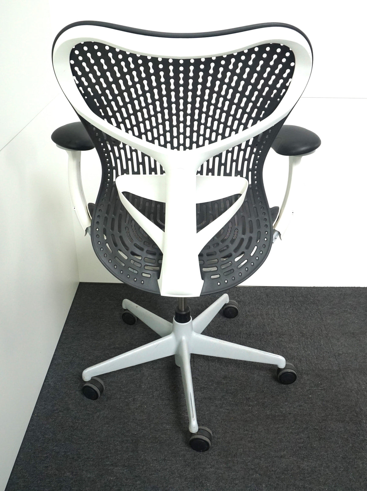 Refurbished Herman Miller Mirra 2, antraciet met wit en zwart foto 5