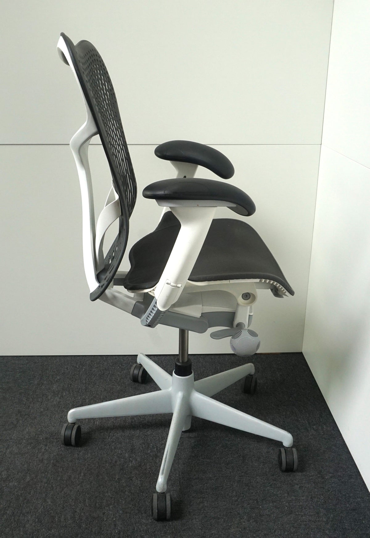 Refurbished Herman Miller Mirra 2, antraciet met wit en zwart foto 6