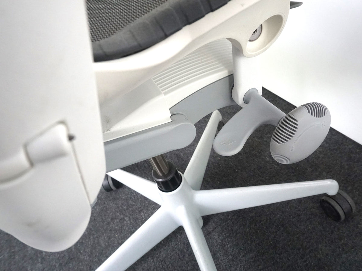 Refurbished Herman Miller Mirra 2, antraciet met wit en zwart foto 7