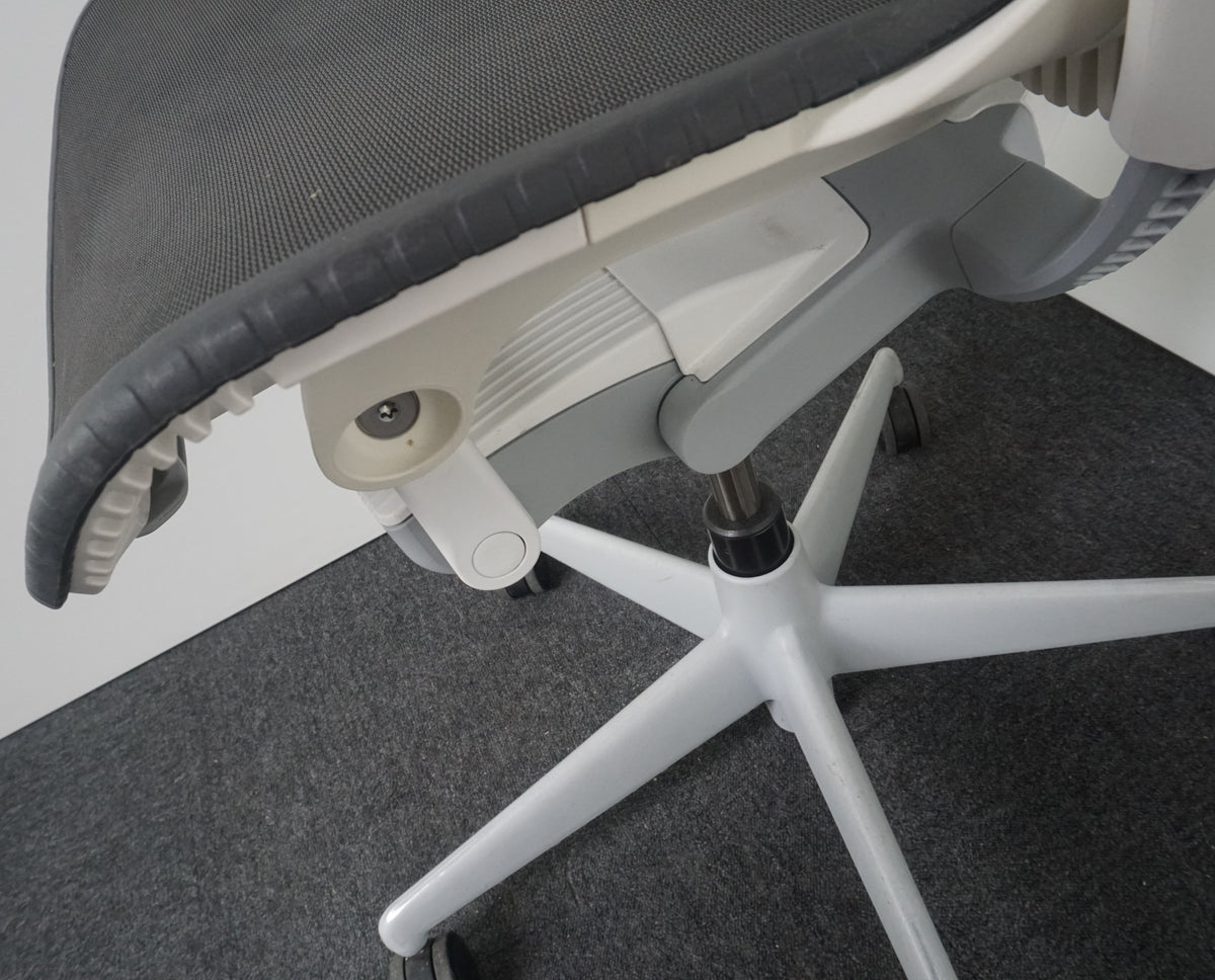 Refurbished Herman Miller Mirra 2, antraciet met wit en zwart foto 8