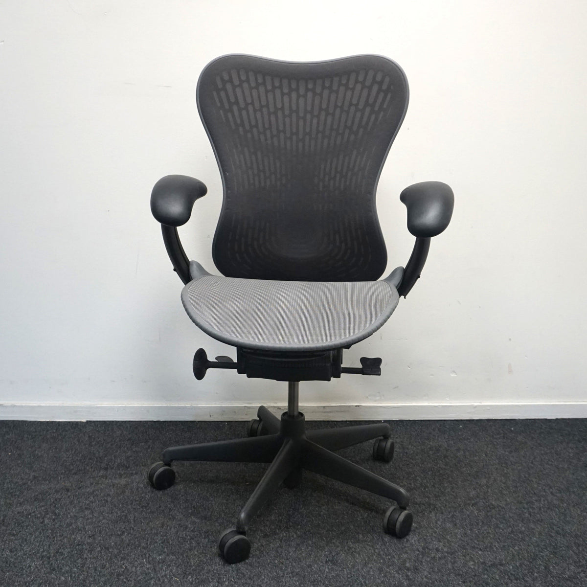 Refurbished Herman Miller Mirra 2, graphit met stoffen rug en mesh zitting foto 2
