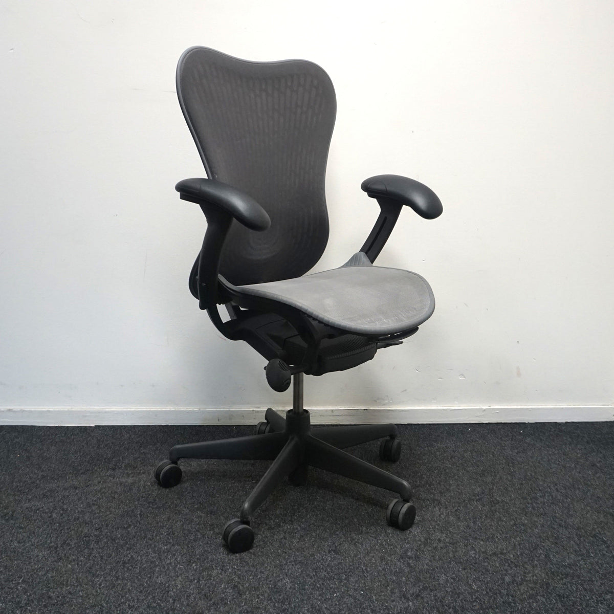 Refurbished Herman Miller Mirra 2, graphit met stoffen rug en mesh zitting foto 3