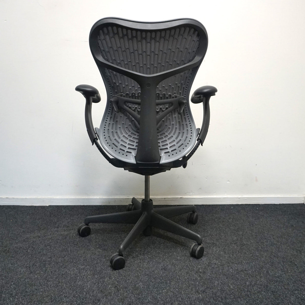 Refurbished Herman Miller Mirra 2, graphit met stoffen rug en mesh zitting foto 4