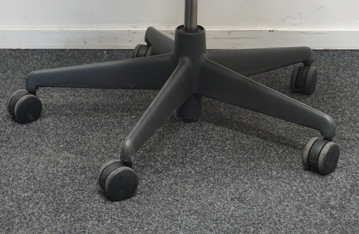 Refurbished Herman Miller Mirra 2, graphit met stoffen rug en mesh zitting foto 7