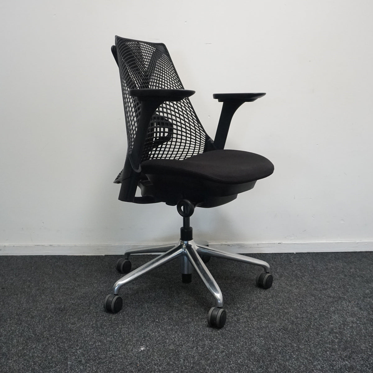 Refurbished Herman Miller Sayl bureaustoel, zwart met aluminium voetkruis foto 3