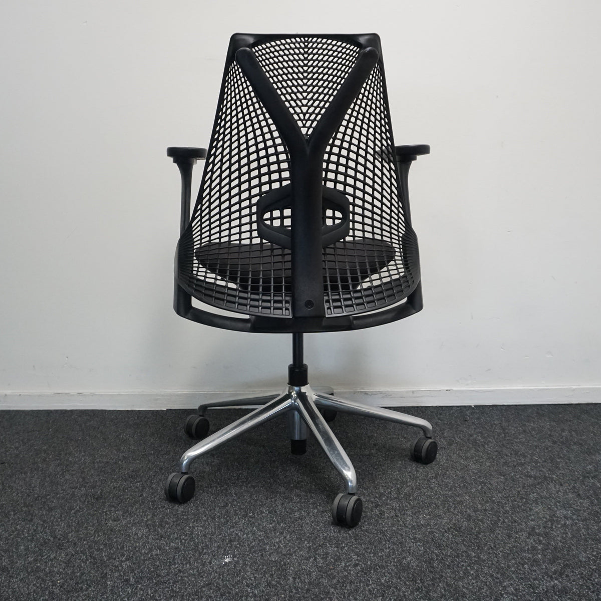 Refurbished Herman Miller Sayl bureaustoel, zwart met aluminium voetkruis foto 4