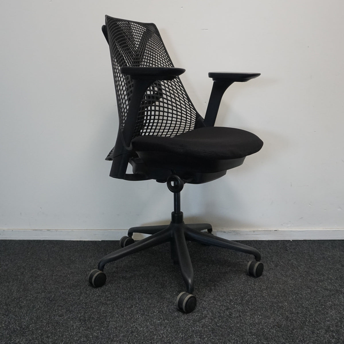 Refurbished Herman Miller Sayl bureaustoel, zwart met kunststof voetkruis foto 3