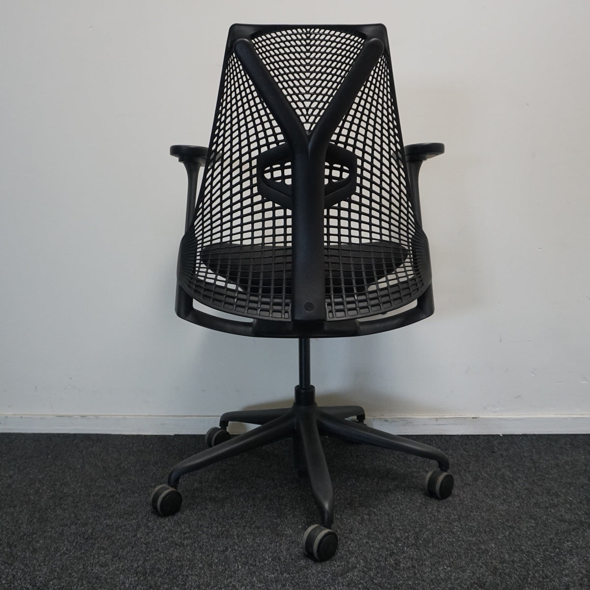 Refurbished Herman Miller Sayl bureaustoel, zwart met kunststof voetkruis foto 4