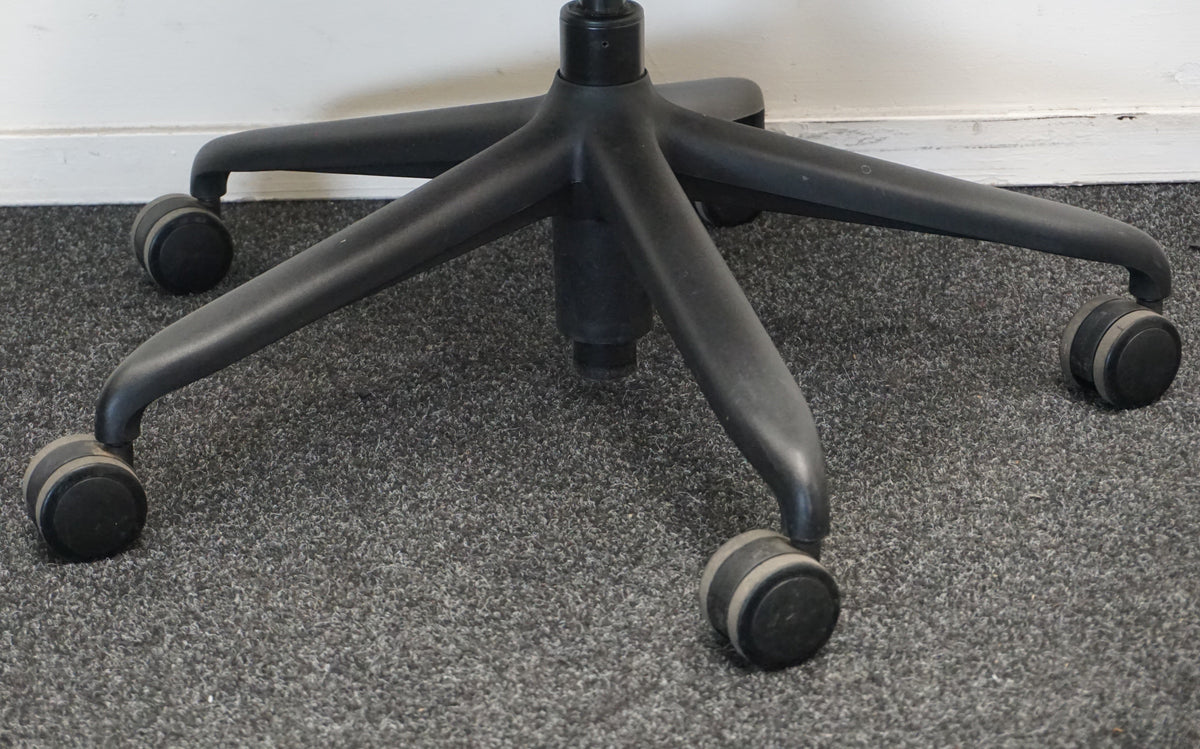 Refurbished Herman Miller Sayl bureaustoel, zwart met kunststof voetkruis foto 7