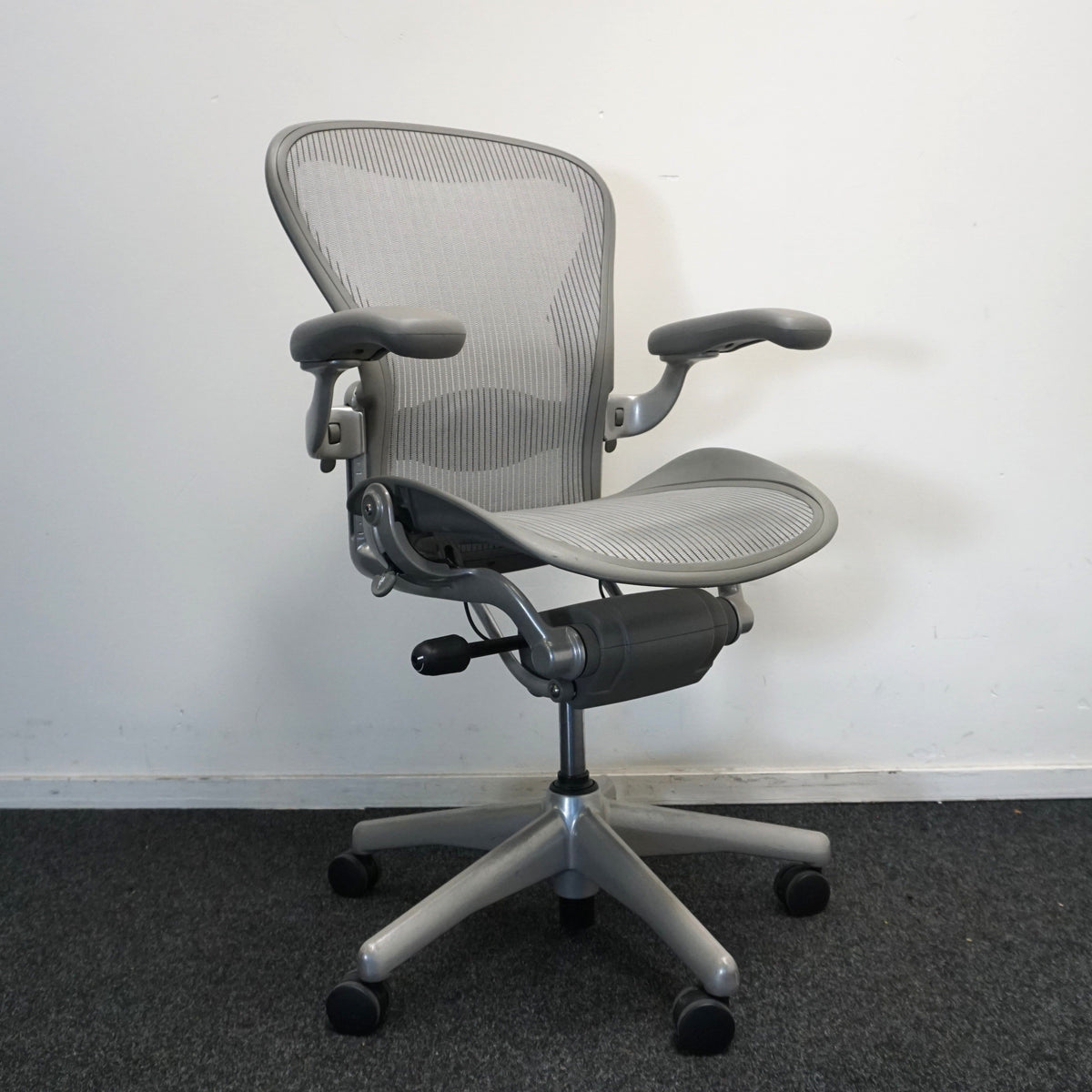 Refurbished Herman Miller Aeron type B, titanium foto 3