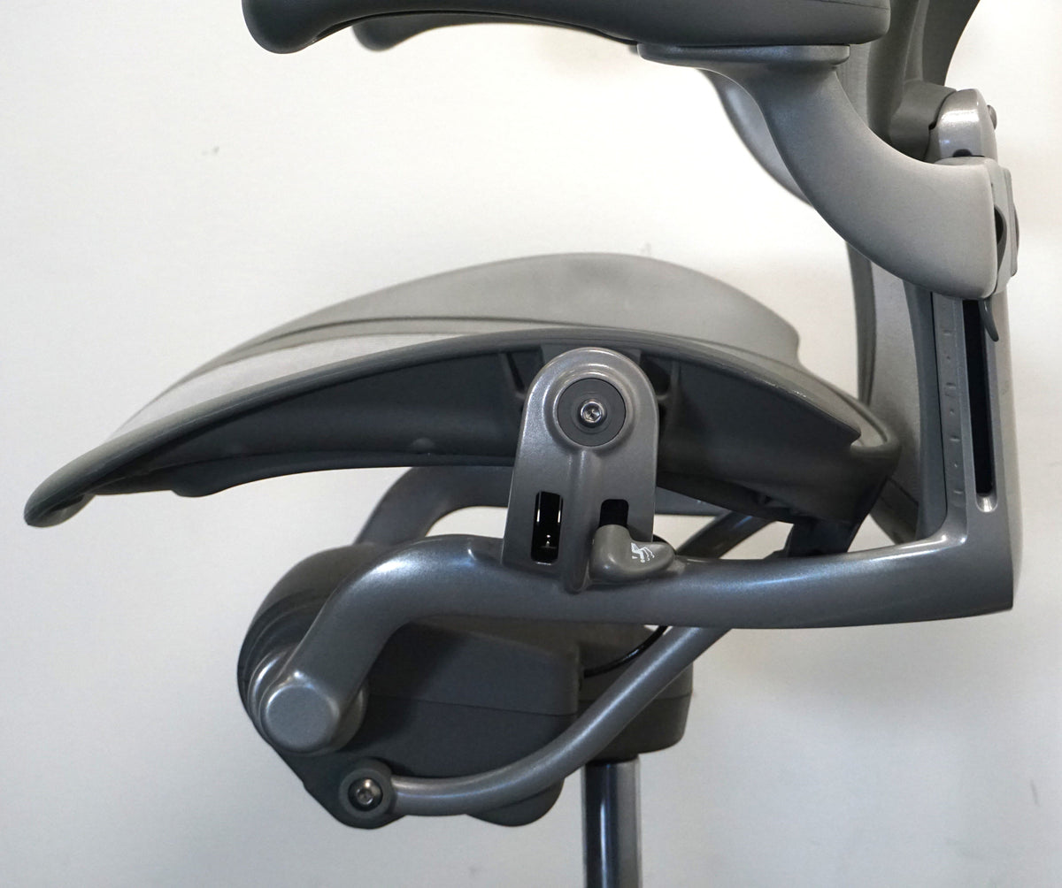 Refurbished Herman Miller Aeron type B, titanium foto 5