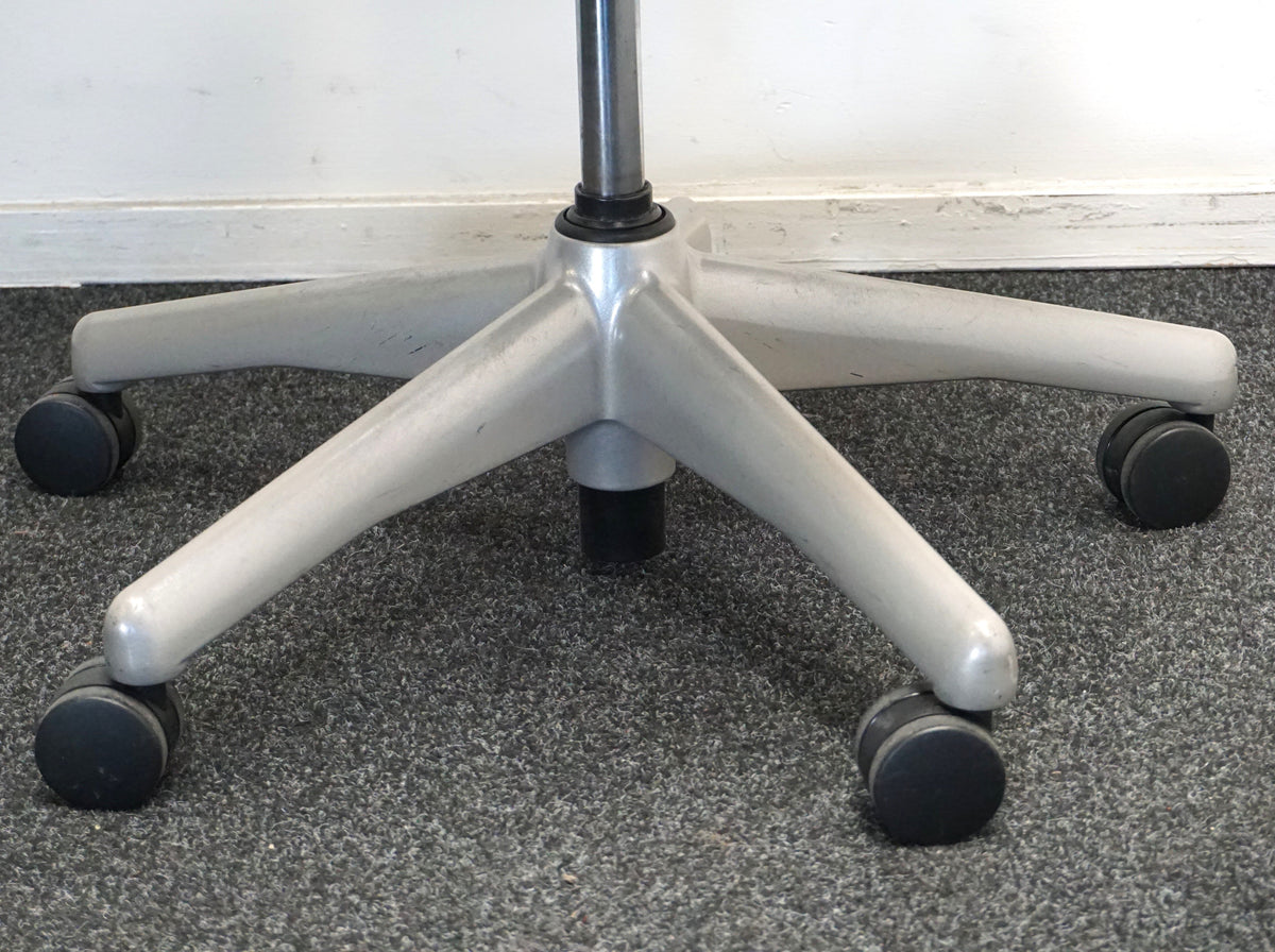 Refurbished Herman Miller Aeron type B, titanium foto 7