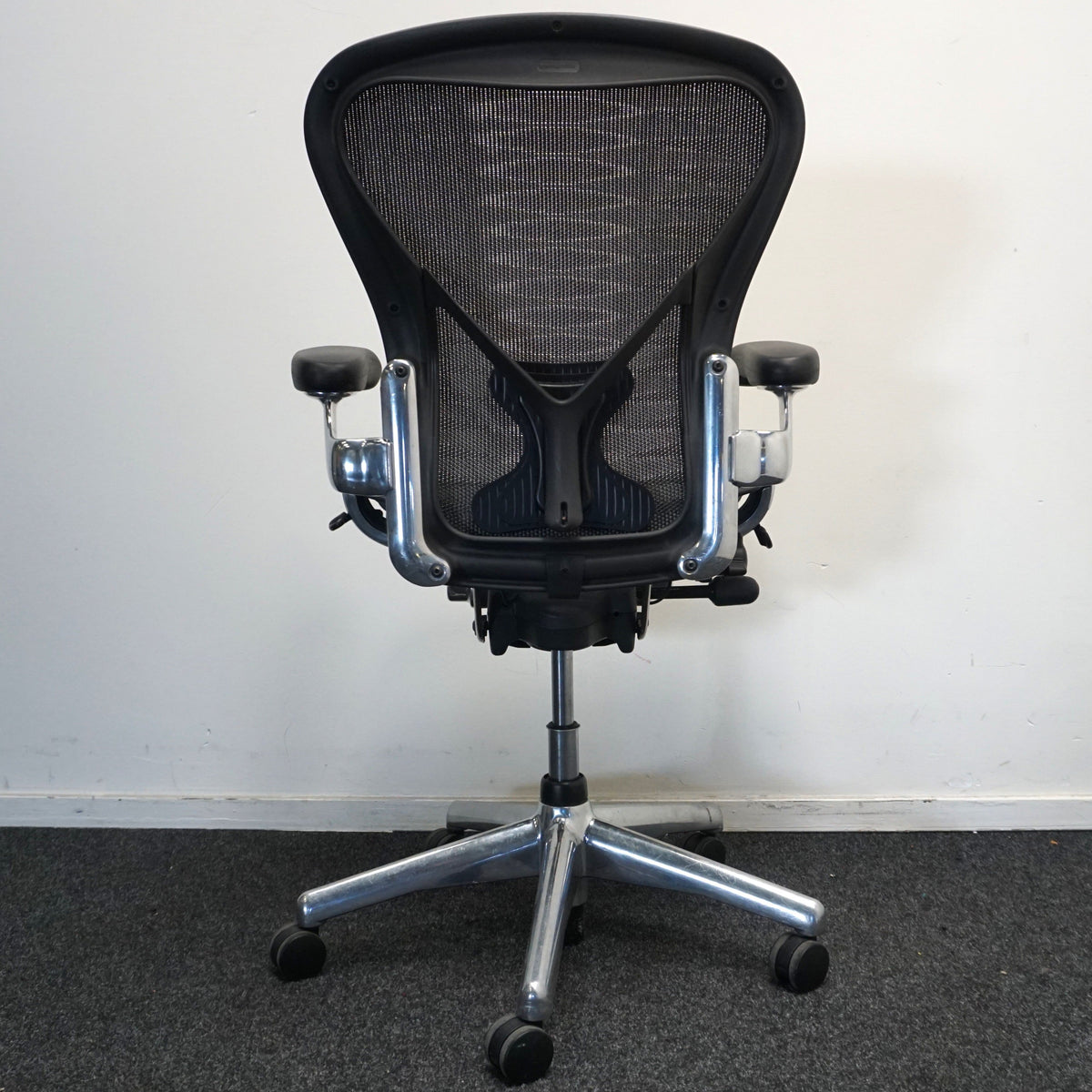 Refurbished Herman Miller Aeron type B, grafiet met chroom voetkruis en vaste armleggers foto 4