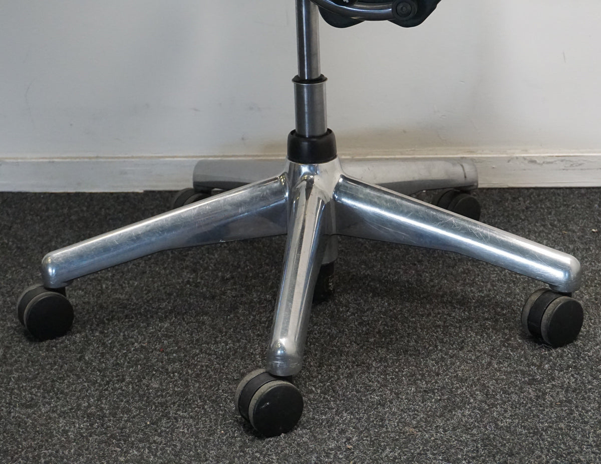 Refurbished Herman Miller Aeron type B, grafiet met chroom voetkruis en vaste armleggers foto 7