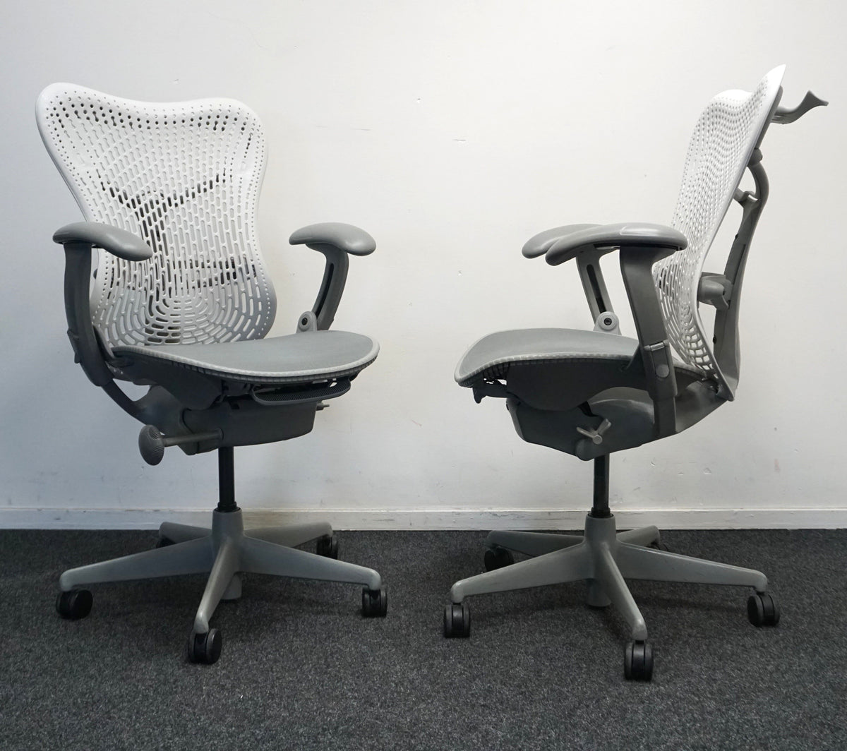 Refurbished Herman Miller Mirra 1, grijs en lichtgrijs met kledinghanger foto 2