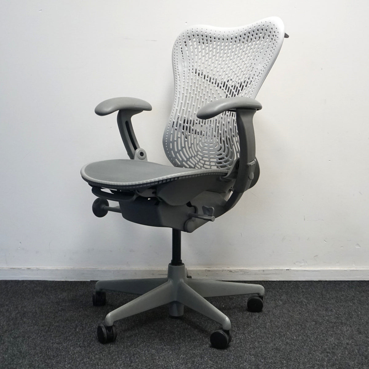 Refurbished Herman Miller Mirra 1, grijs en lichtgrijs met kledinghanger foto 3