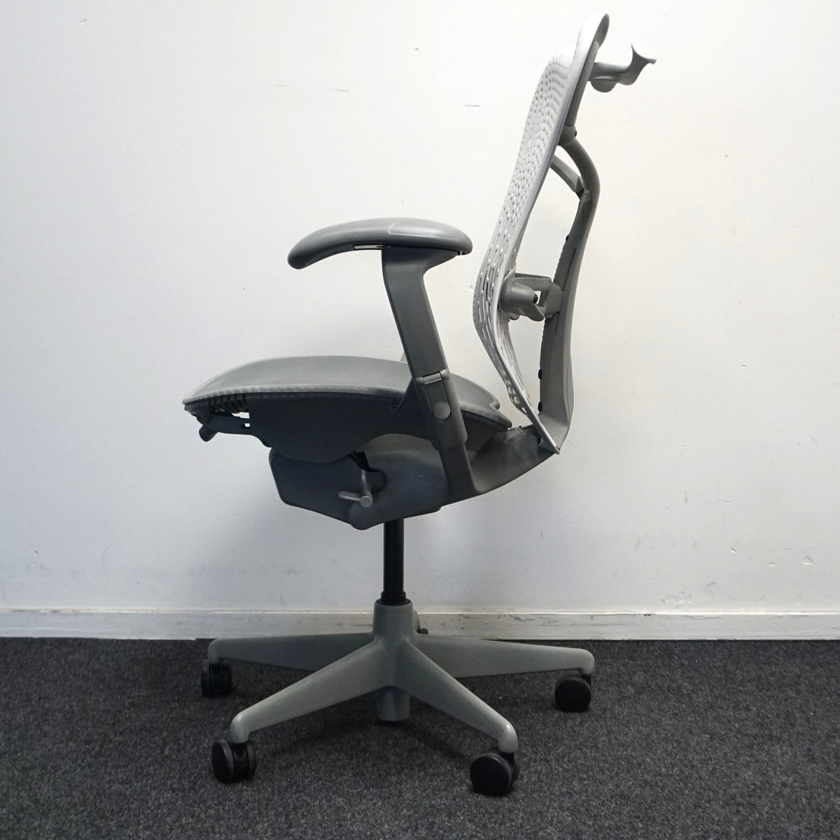 Refurbished Herman Miller Mirra 1, grijs en lichtgrijs met kledinghanger foto 4