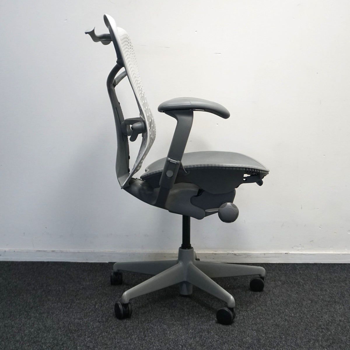 Refurbished Herman Miller Mirra 1, grijs en lichtgrijs met kledinghanger foto 6