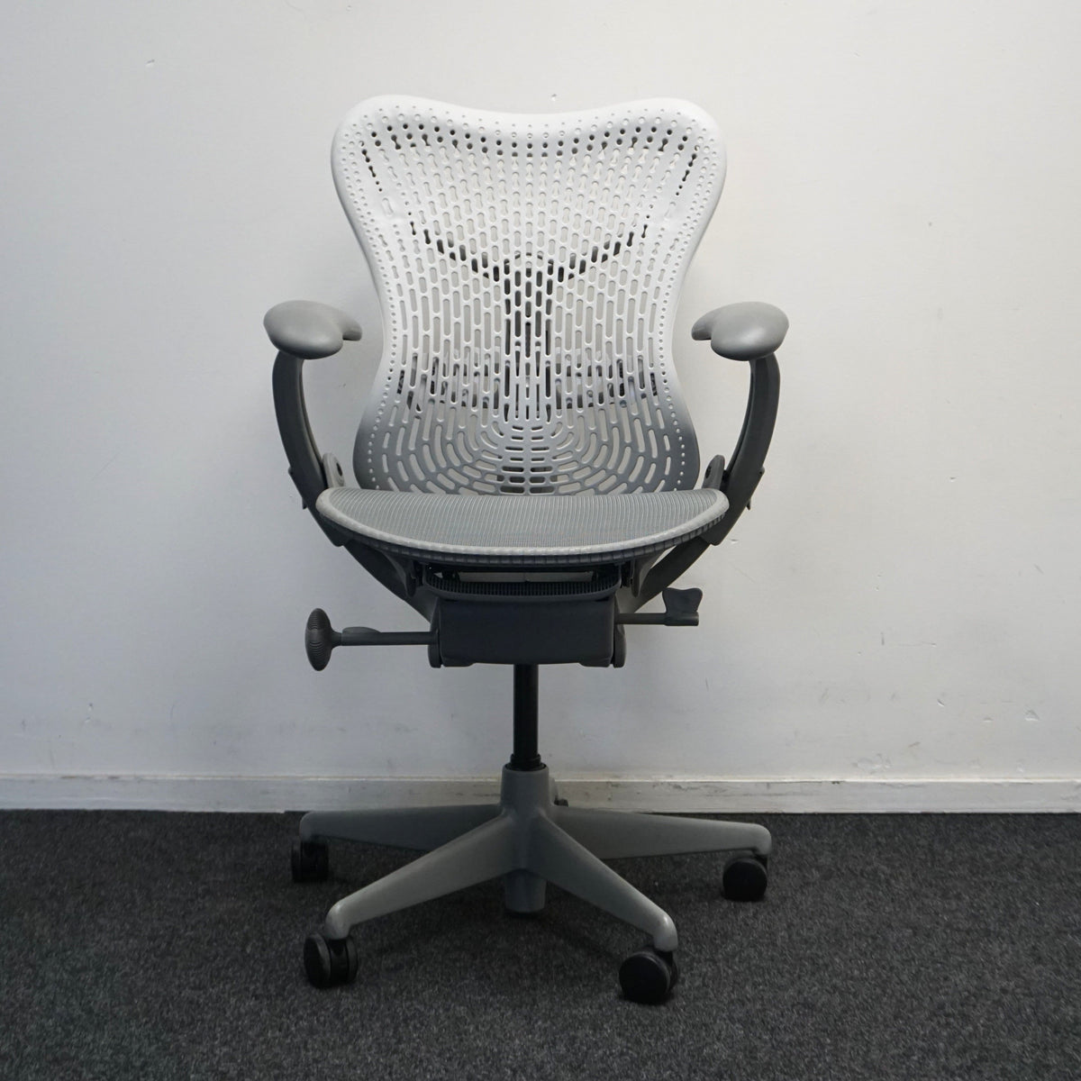 Refurbished Herman Miller Mirra 1, grijs en lichtgrijs met kledinghanger foto 7