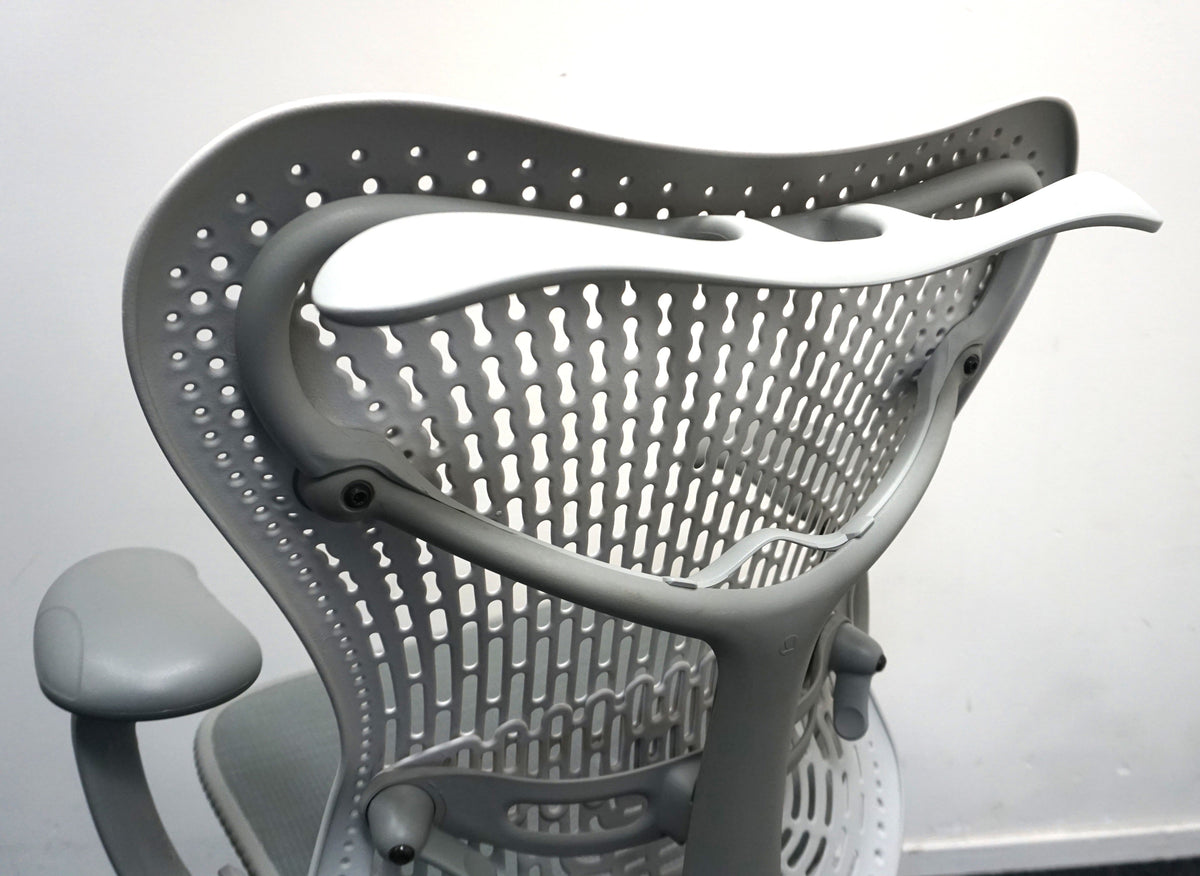 Refurbished Herman Miller Mirra 1, grijs en lichtgrijs met kledinghanger foto 10