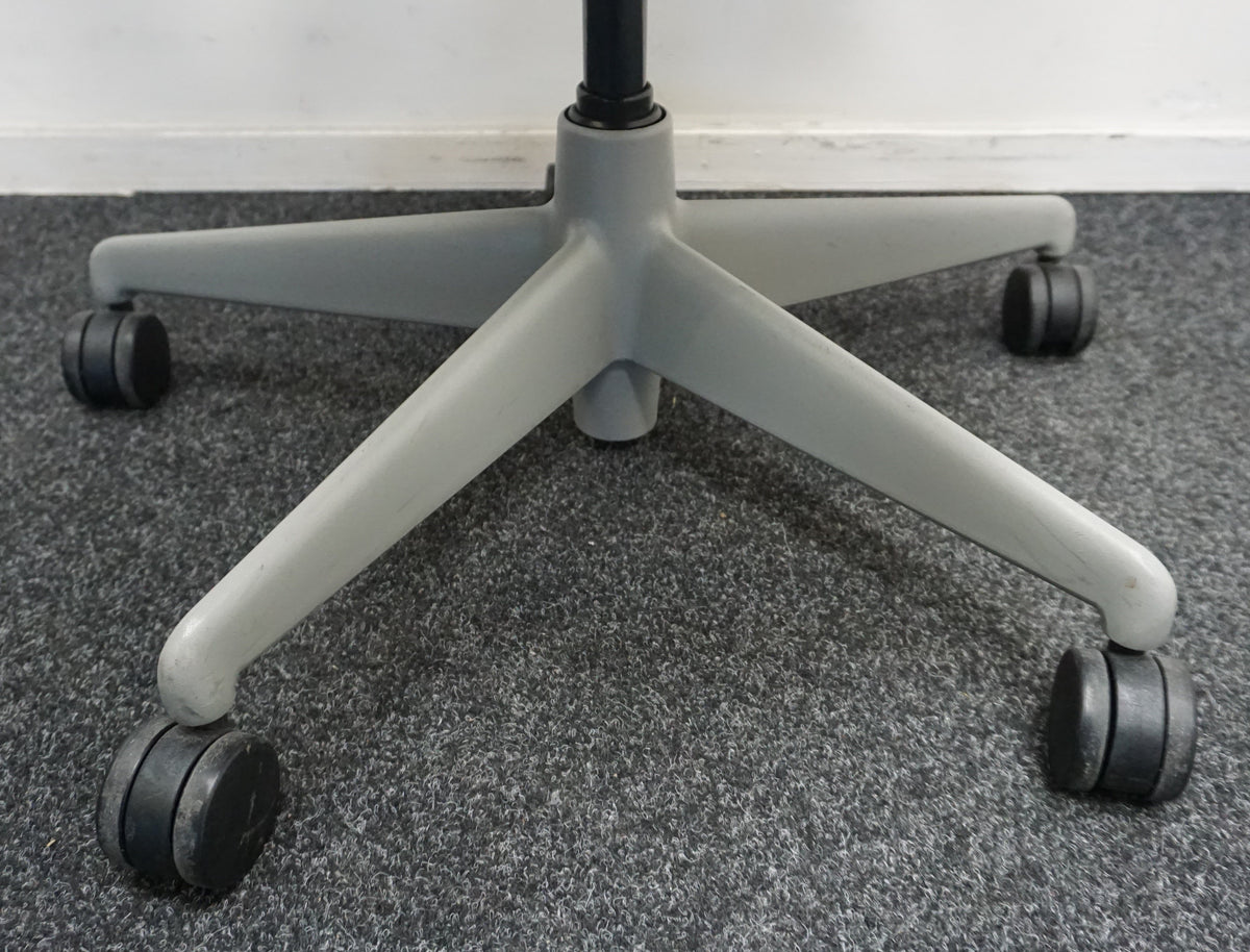 Refurbished Herman Miller Mirra 1, grijs en lichtgrijs met kledinghanger foto 11