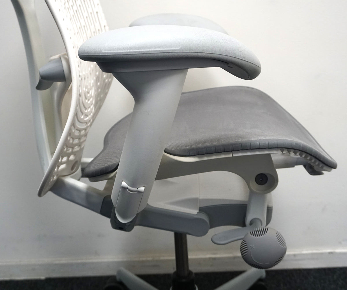 Refurbished Herman Miller Mirra 2, wit en lichtgrijs foto 7