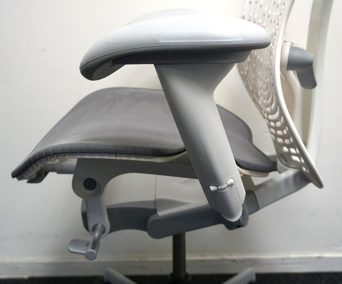 Refurbished Herman Miller Mirra 2, wit en lichtgrijs foto 8