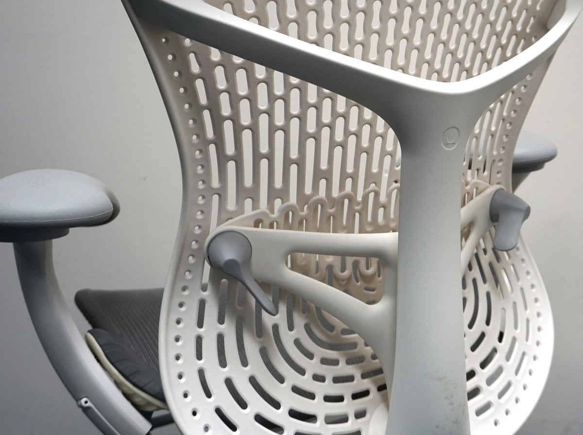 Refurbished Herman Miller Mirra 2, wit en lichtgrijs foto 9