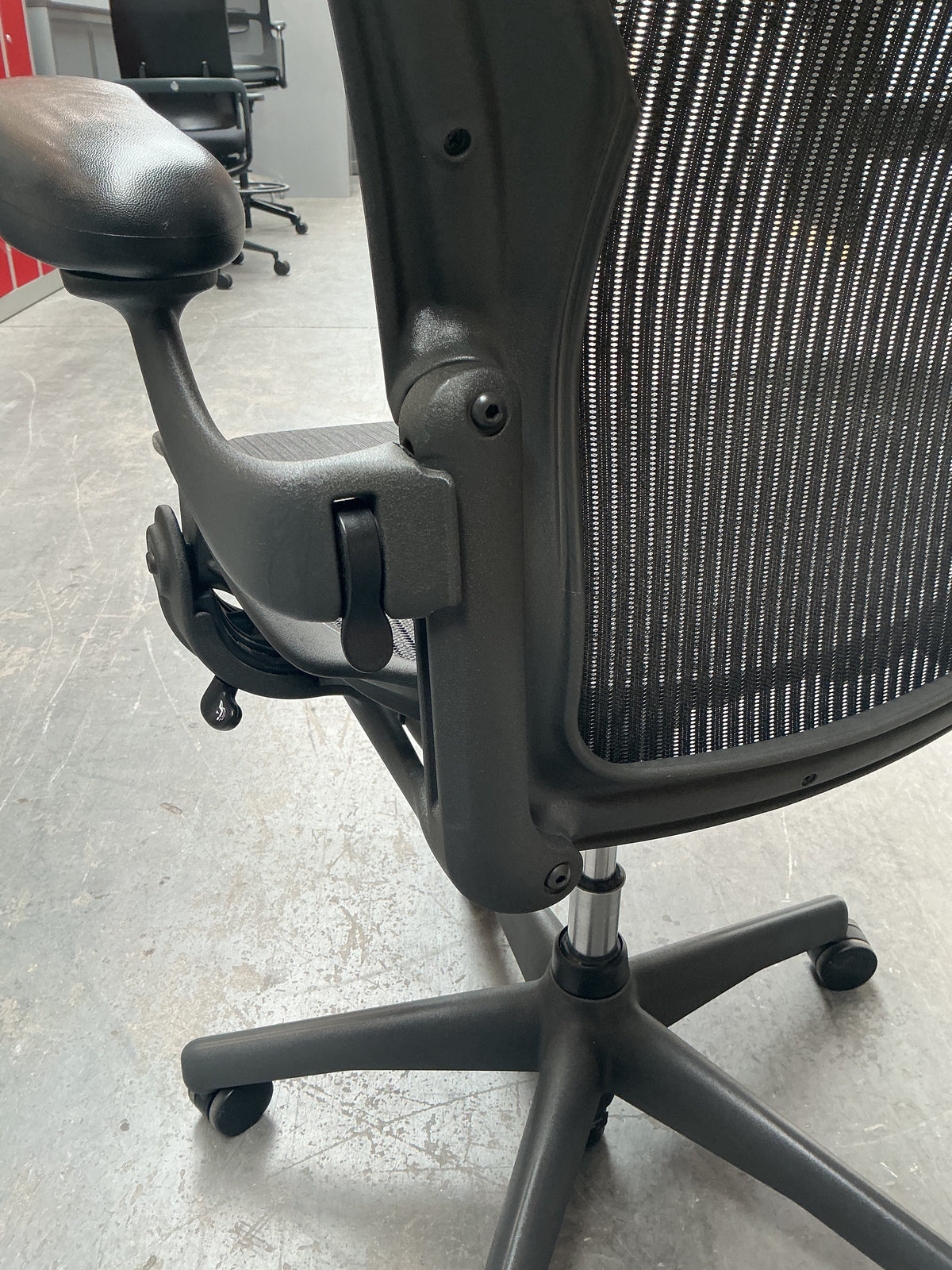 Refurbished Herman Miller Aeron bureaustoel, graphite foto 10